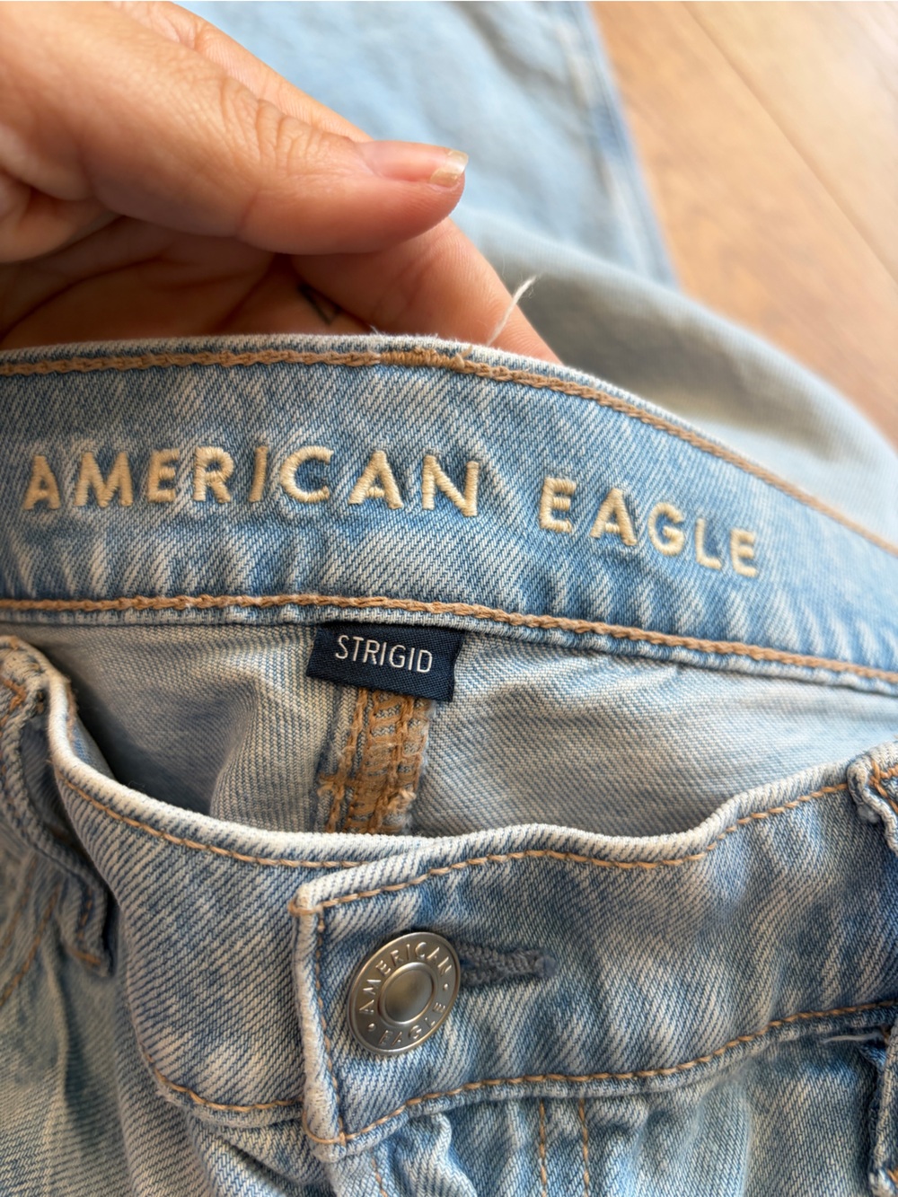 American Eagle Strigid Low-Rise Ultra Wide Leg Jeans Size 4 Light Wash - Picture 7 of 9